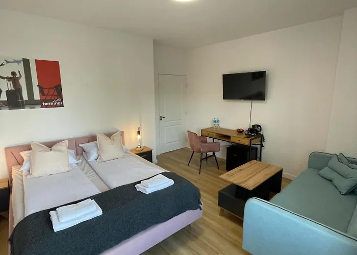 Terminal Family Airport Hostel *