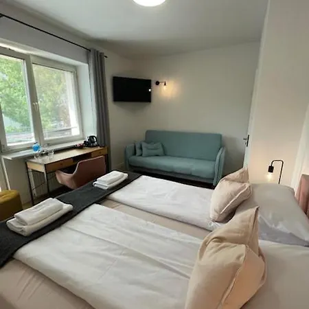 Terminal Family Airport Hostel Πόζναν